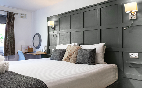 The Ballinluig Inn Superior King Garden View Room